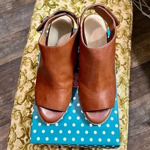 Lindsey Phillips heels